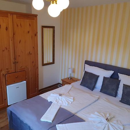 Altstadtcafe Und Pension Havelberg Bagian luar foto