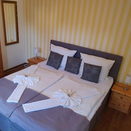 Altstadtcafe Und Pension Havelberg Bagian luar foto
