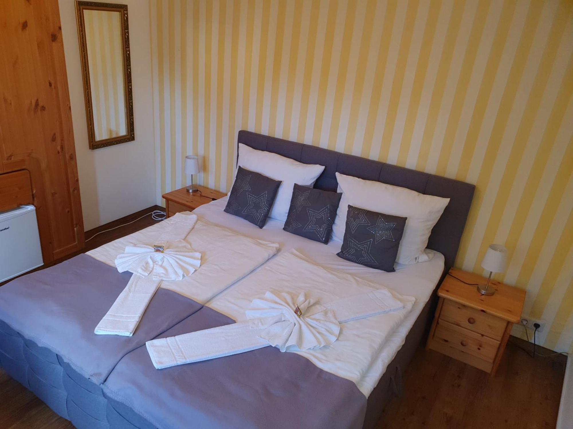 Altstadtcafe Und Pension Havelberg Bagian luar foto